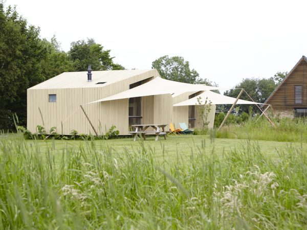 Duurzame eco-lodge aan de Friese Waddenkust, omringd door natuur.