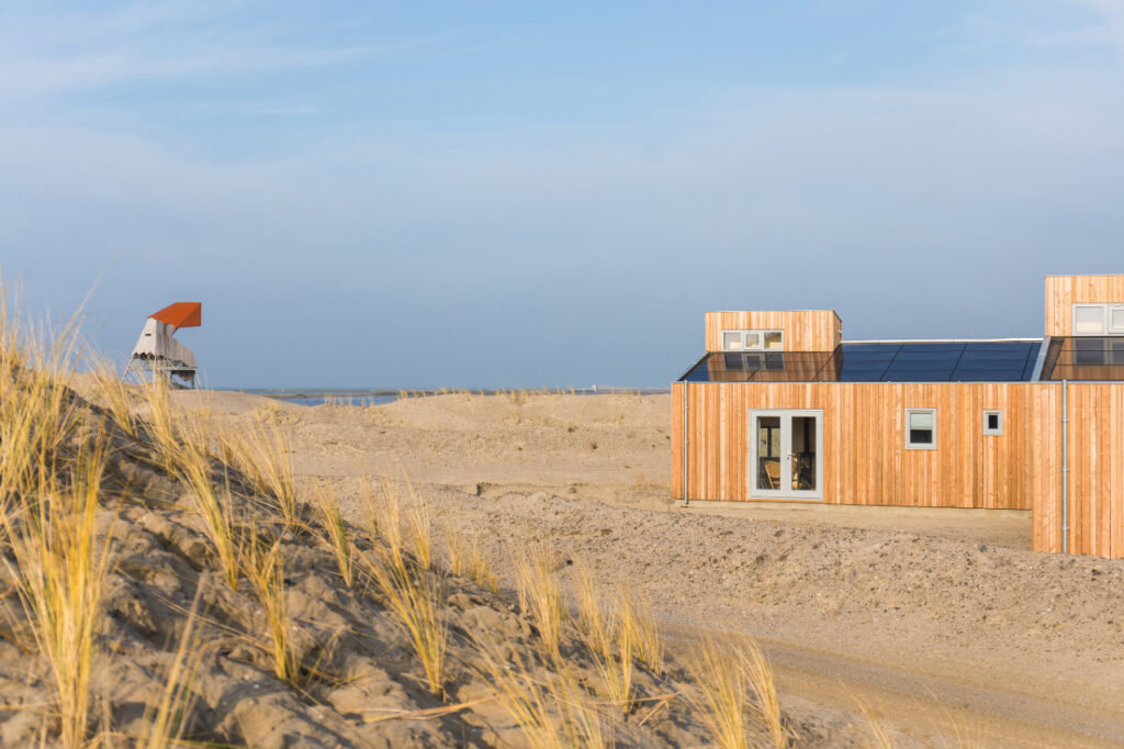 Wakker worden bij de Waddenzee met een adembenemend uitzicht op de Friese kust.